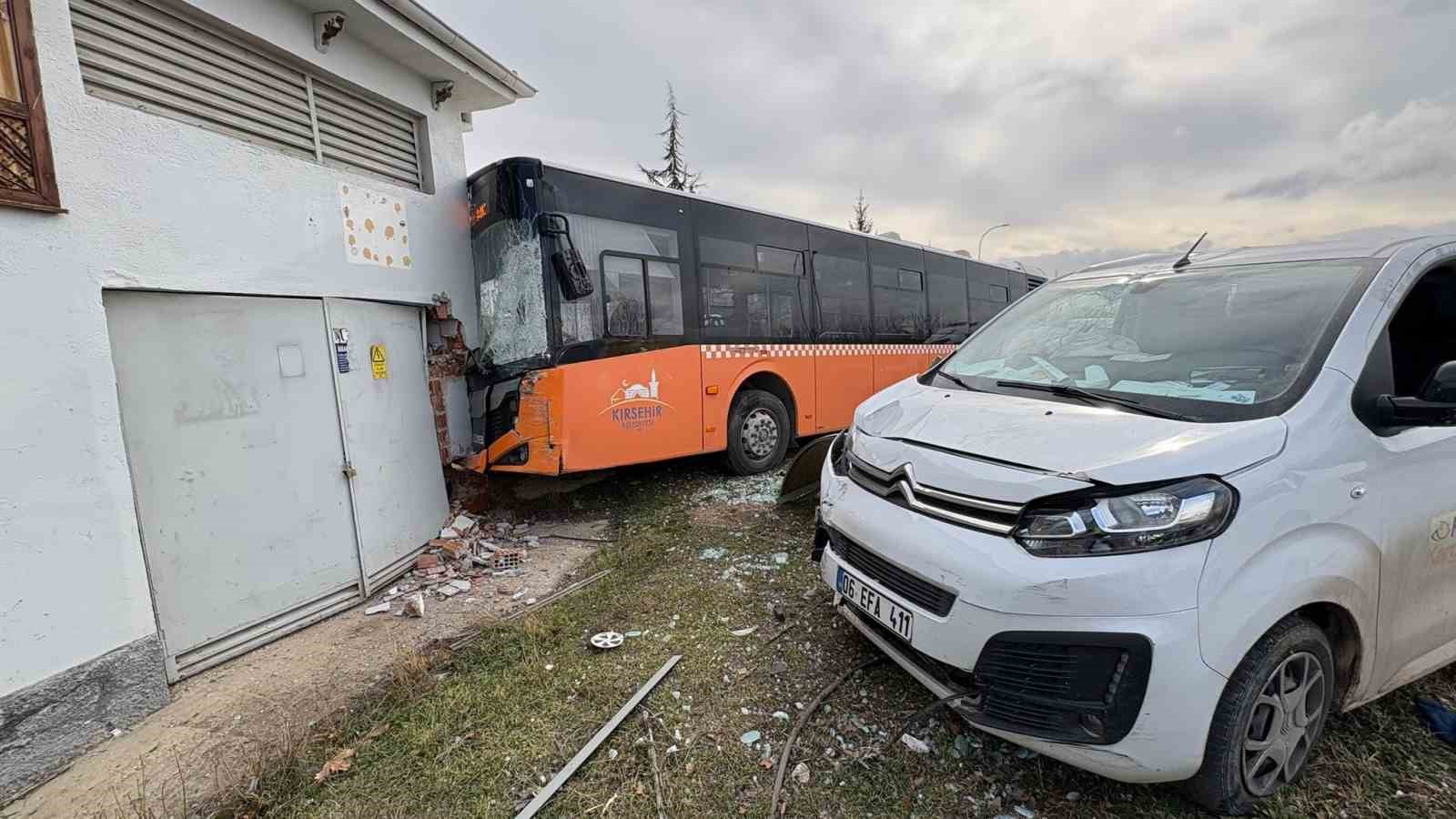 kirsehirde kargo araci belediye otobusune carpti 1 XkUZ9VfL
