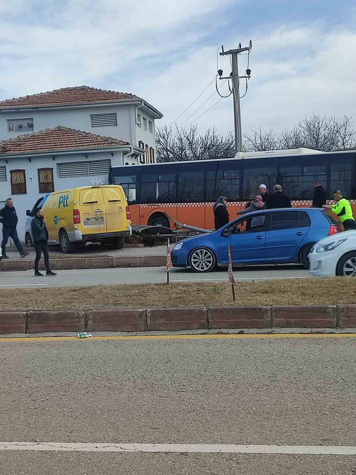 kirsehirde kargo araci belediye otobusune carpti 2 ybpwOHgW
