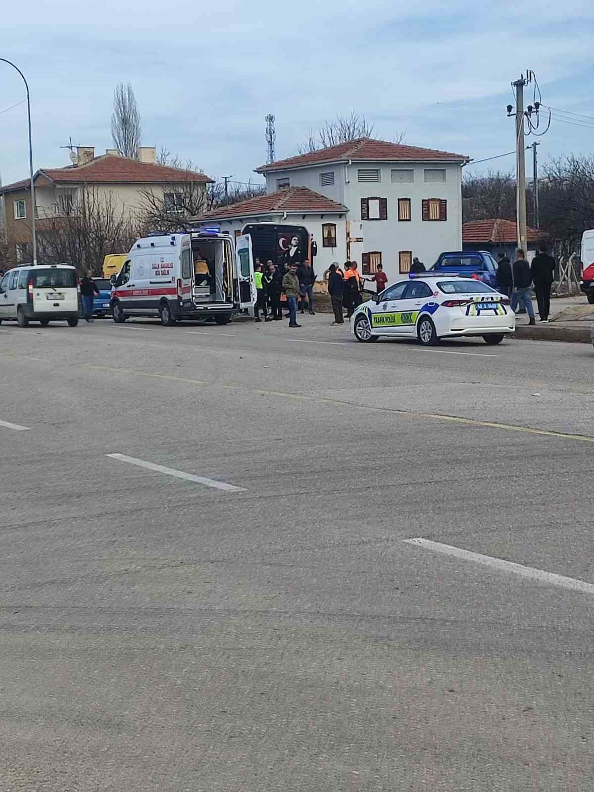 kirsehirde kargo araci belediye otobusune carpti 3 g8T7DlIF