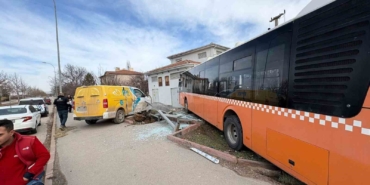 kirsehirde-kargo-araci-belediye-otobusune-carpti-Q3GbSZjY.jpg