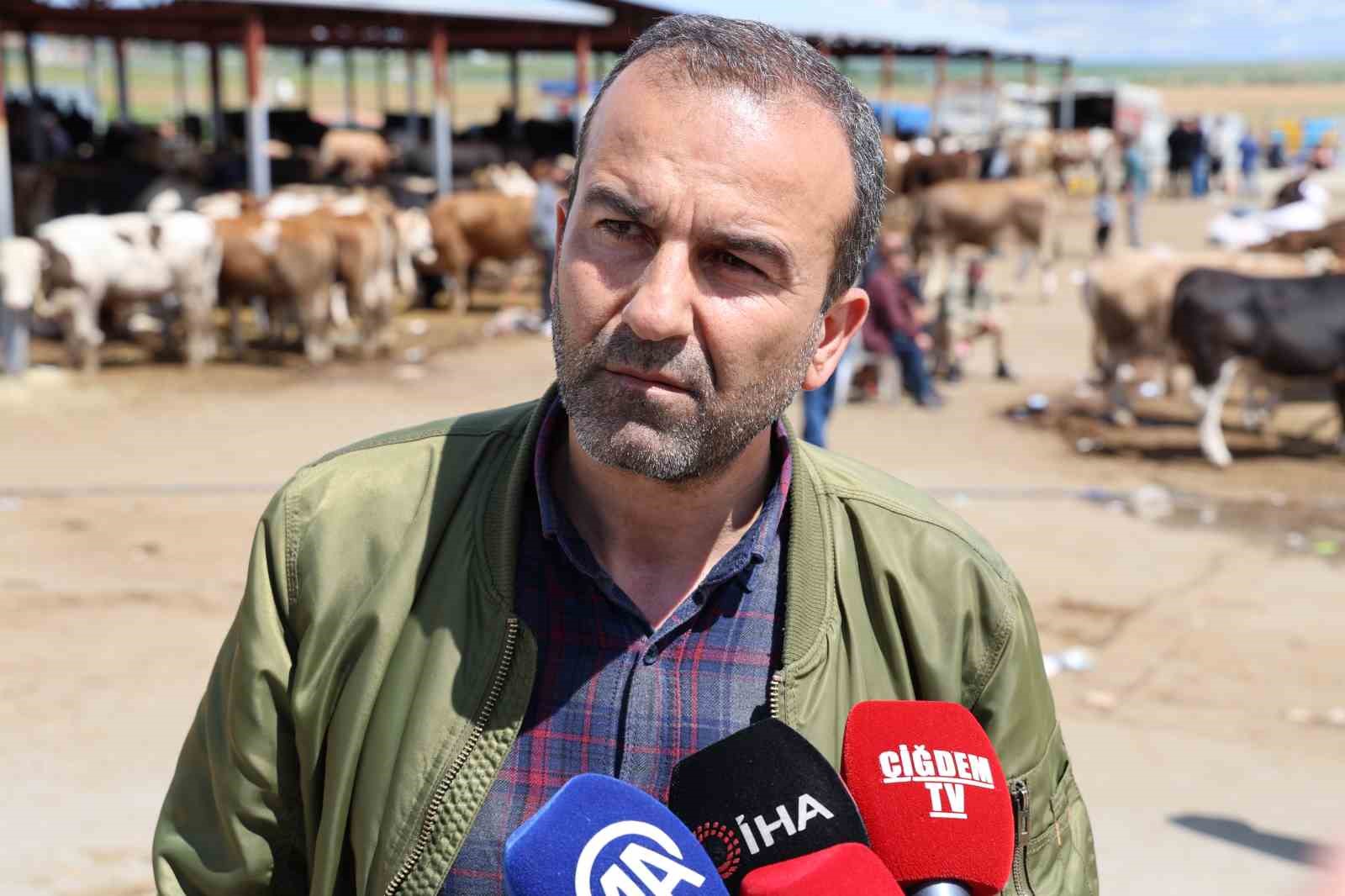 Kırşehir’de otomobil fiyatına inek: 830 kiloluk hayvan 300 bin TL’ye satıldı 8 kirsehirde otomobil fiyatina inek 830 kiloluk hayvan 300 bin tlye satildi 4 1wuUpaf4