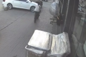 Ters yönden gelen hafif ticari araç motosikletle çarpıştı: 1 yaralı 3 thumbnail
