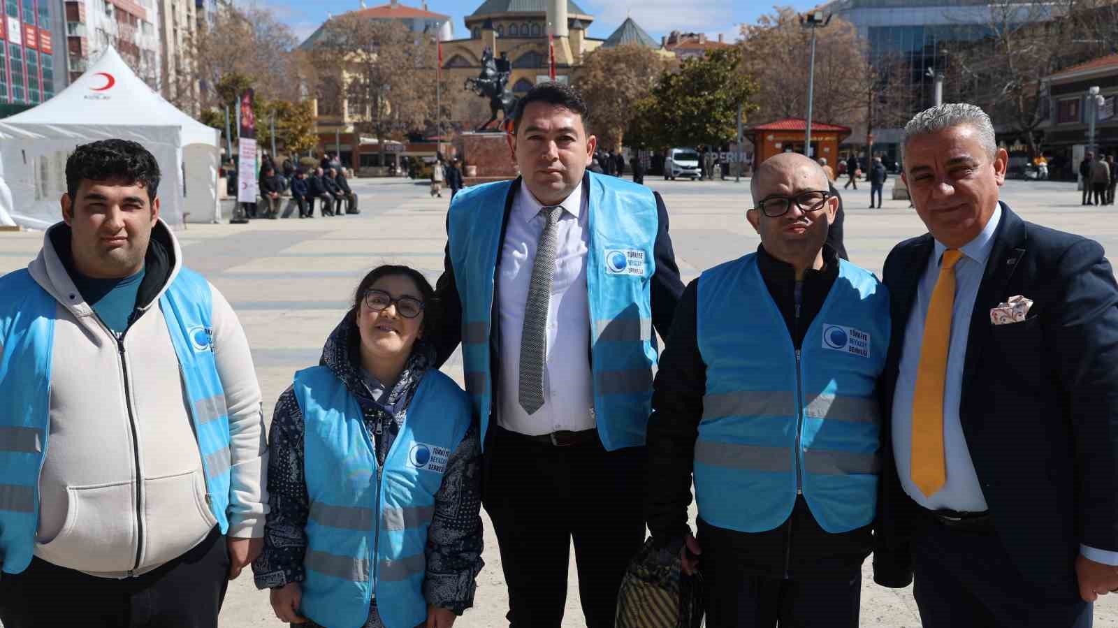 kirsehirde ozel bireylerden kadinlara gul ve karanfil 0 mNRTjsv4
