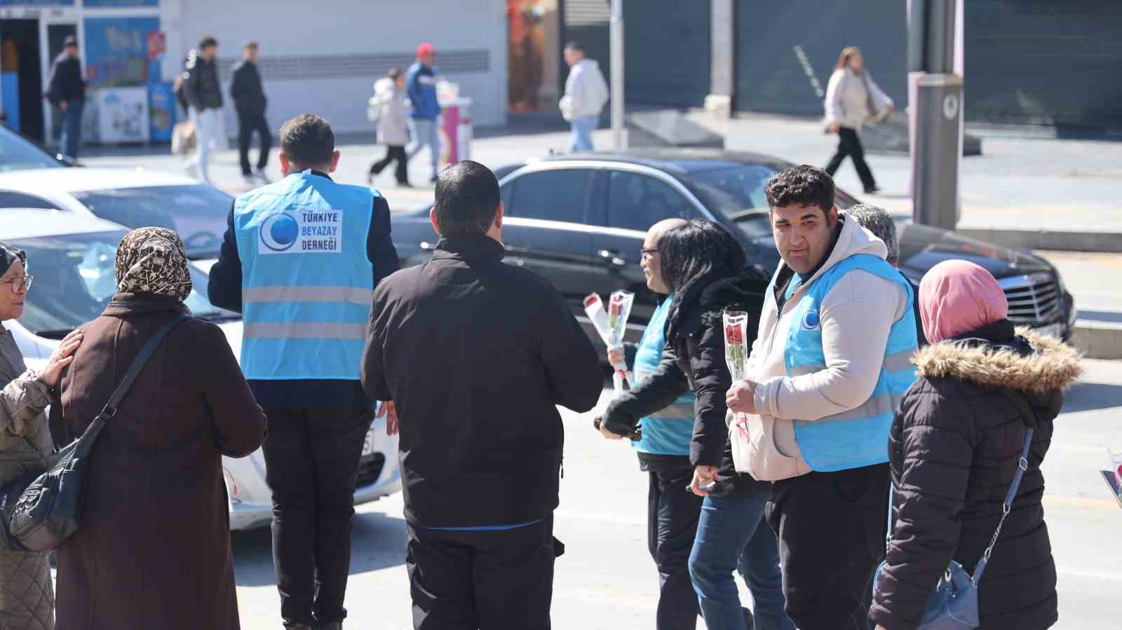 kirsehirde ozel bireylerden kadinlara gul ve karanfil 1 AXLrHmCC