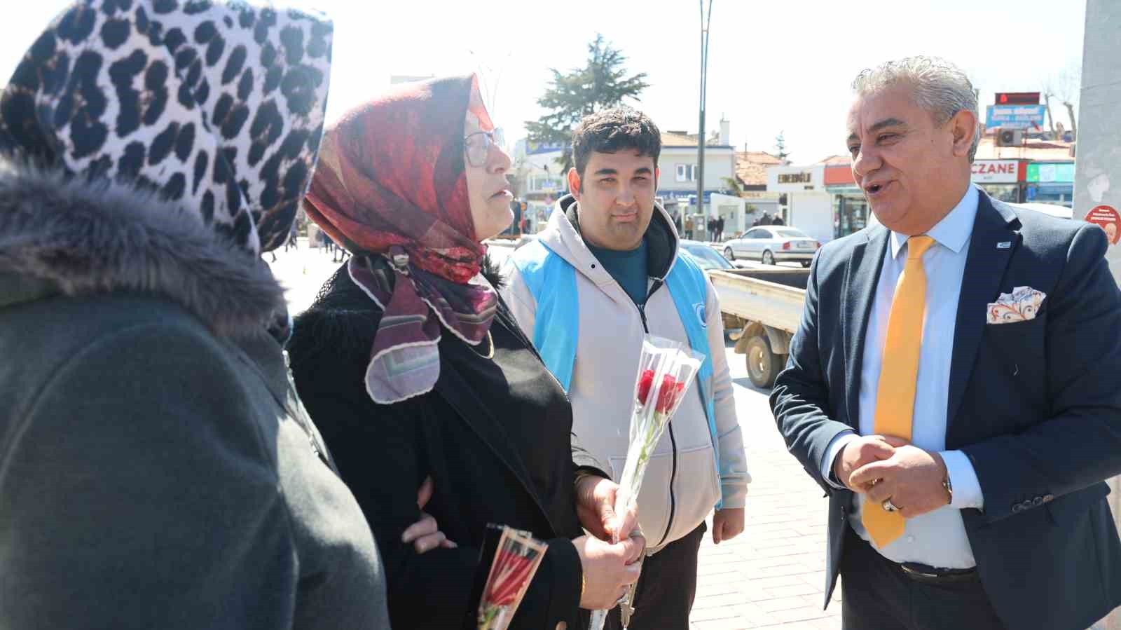 kirsehirde ozel bireylerden kadinlara gul ve karanfil 2 JhkiNb97