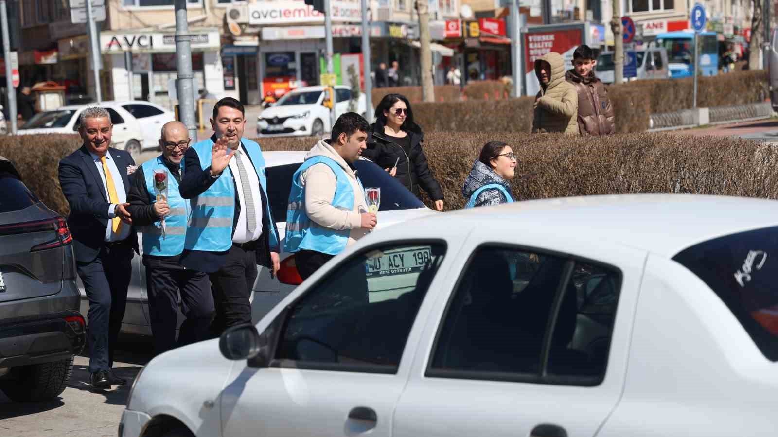 kirsehirde ozel bireylerden kadinlara gul ve karanfil 3 qlR6yy73