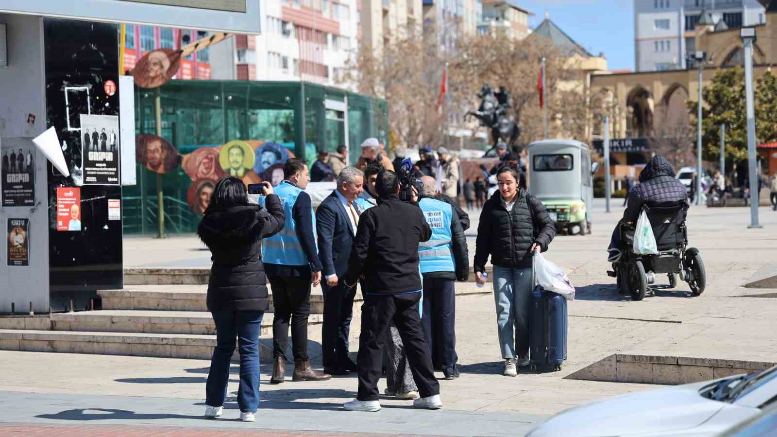 kirsehirde ozel bireylerden kadinlara gul ve karanfil 4 1qBERkjz