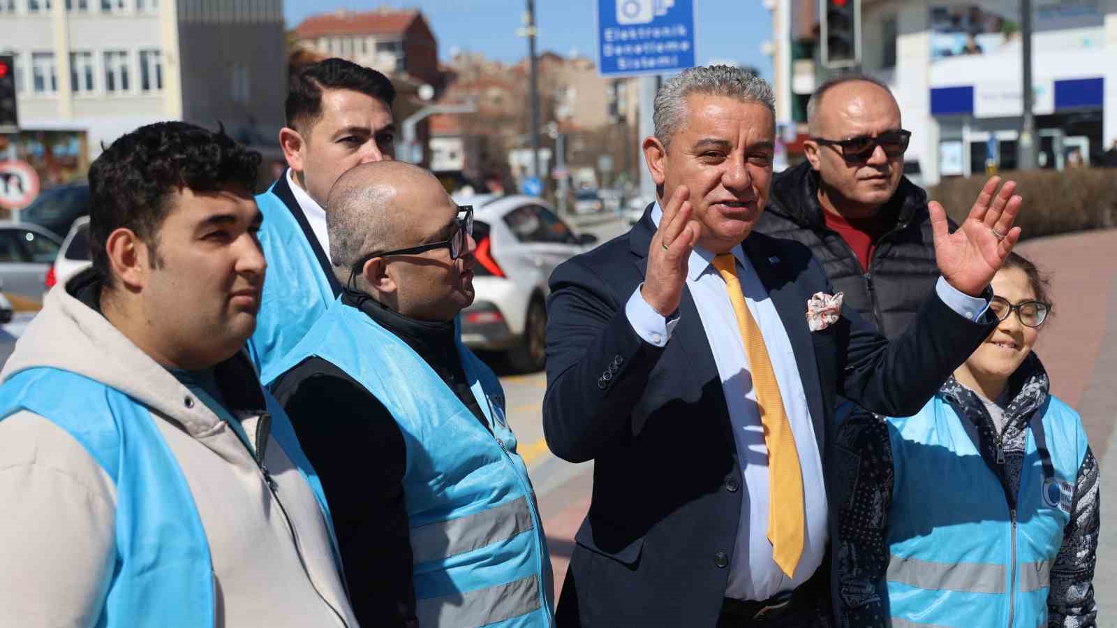 kirsehirde ozel bireylerden kadinlara gul ve karanfil 5 e3n6J6r4