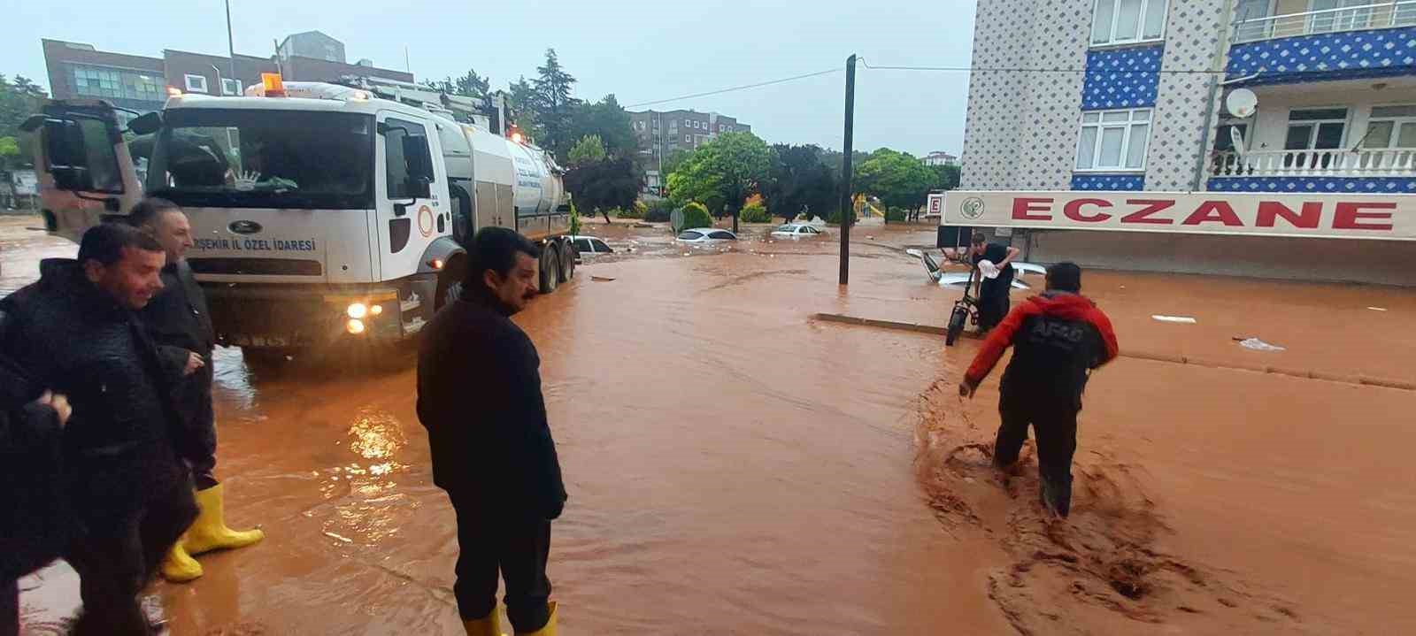 Kırşehir’de sağanak yağış sele dönüştü 4 kirsehirde saganak yagis sele donustu 0 RXUmRXEi