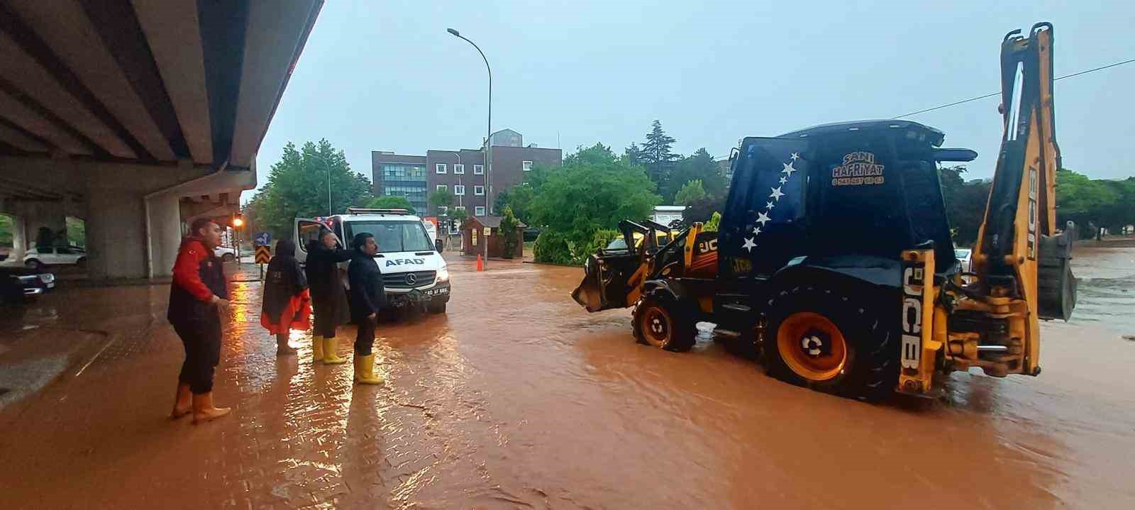 Kırşehir’de sağanak yağış sele dönüştü 5 kirsehirde saganak yagis sele donustu 1 18Nb1dEd