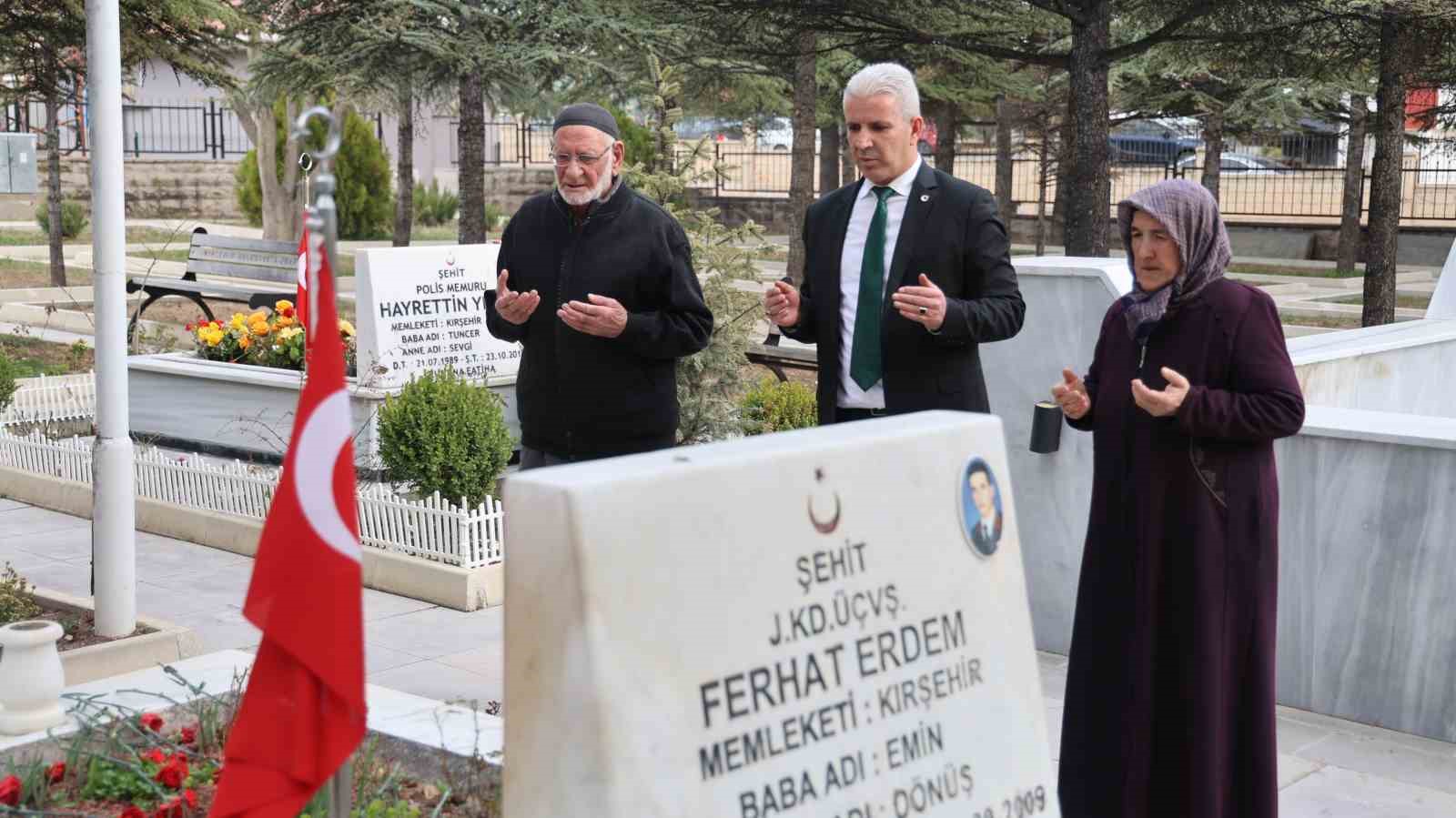 kirsehirde sehitlikte duygusal anlar yasandi 1 bFdQQJEU