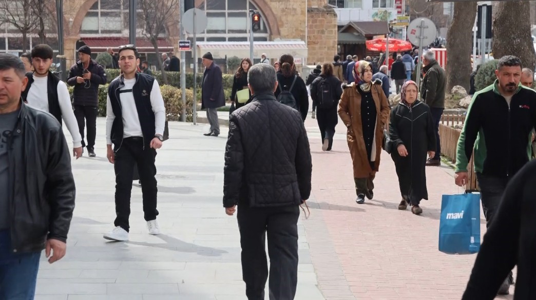 kirsehirde tarihi carsilar bayrama hazir 3 D6k3ADRv