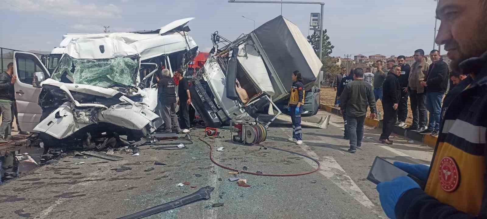 kirsehirde zincirleme kaza 1i agir 5 yarali 2 L4czMpS4