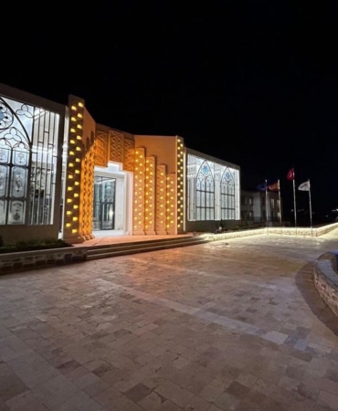 kirsehirli-cift-hurda-camlari-sanata-donusturuyor-QLZlUE5W.jpg