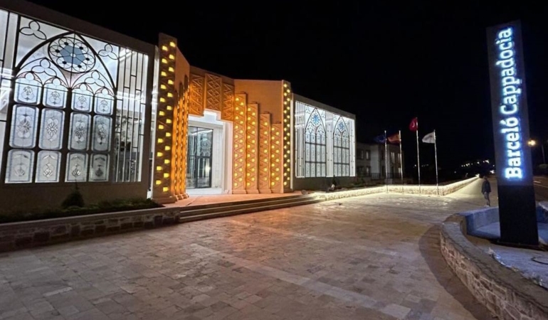 kirsehirli-cift-hurda-camlari-sanata-donusturuyor-QLZlUE5W.jpg