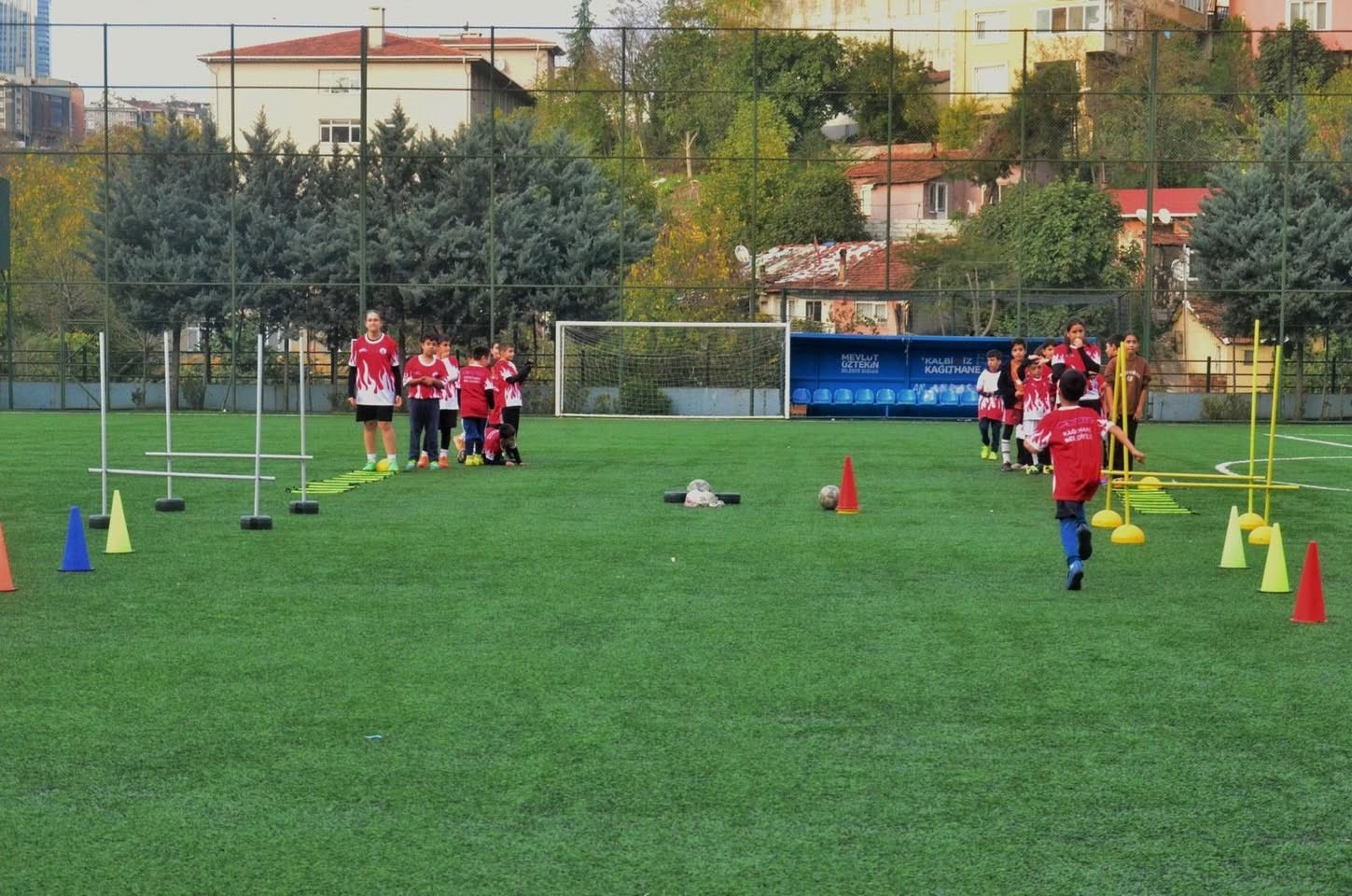 Kış spor okullarında futbol antrenmanları tüm hızıyla sürüyor 4 kis spor okullarinda futbol antrenmanlari tum hiziyla suruyor 0 YT5u5IwL