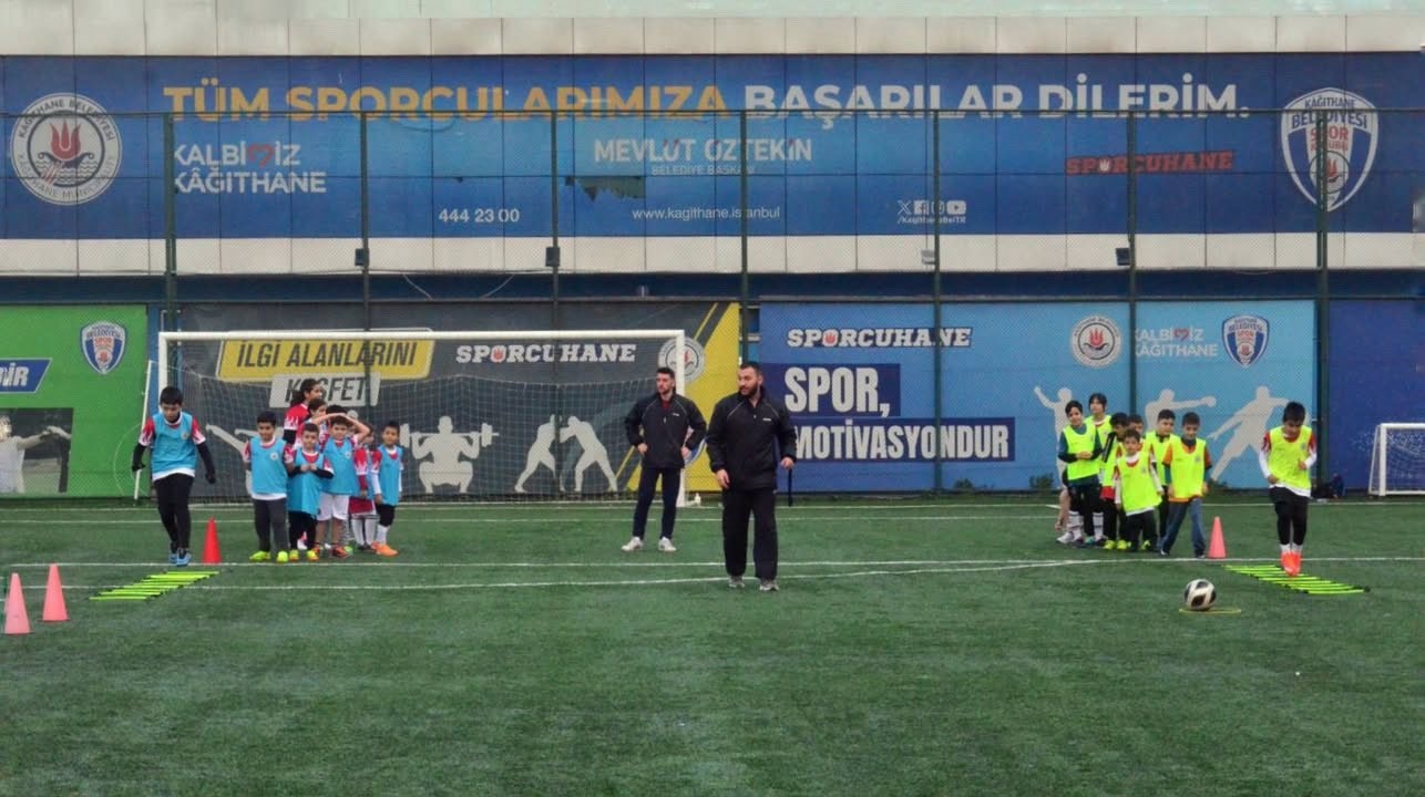 Kış spor okullarında futbol antrenmanları tüm hızıyla sürüyor 5 kis spor okullarinda futbol antrenmanlari tum hiziyla suruyor 1 mcAWXU5D