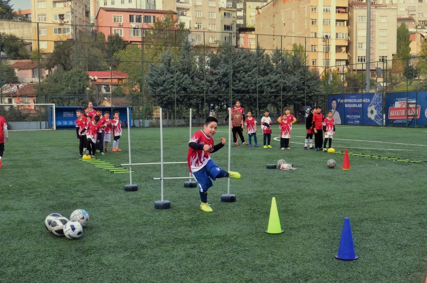 Kış spor okullarında futbol antrenmanları tüm hızıyla sürüyor 6 kis spor okullarinda futbol antrenmanlari tum hiziyla suruyor 2 UHyaW5Ev