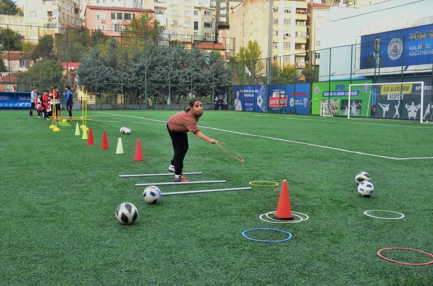 Kış spor okullarında futbol antrenmanları tüm hızıyla sürüyor 7 kis spor okullarinda futbol antrenmanlari tum hiziyla suruyor 3 NbATmKt6