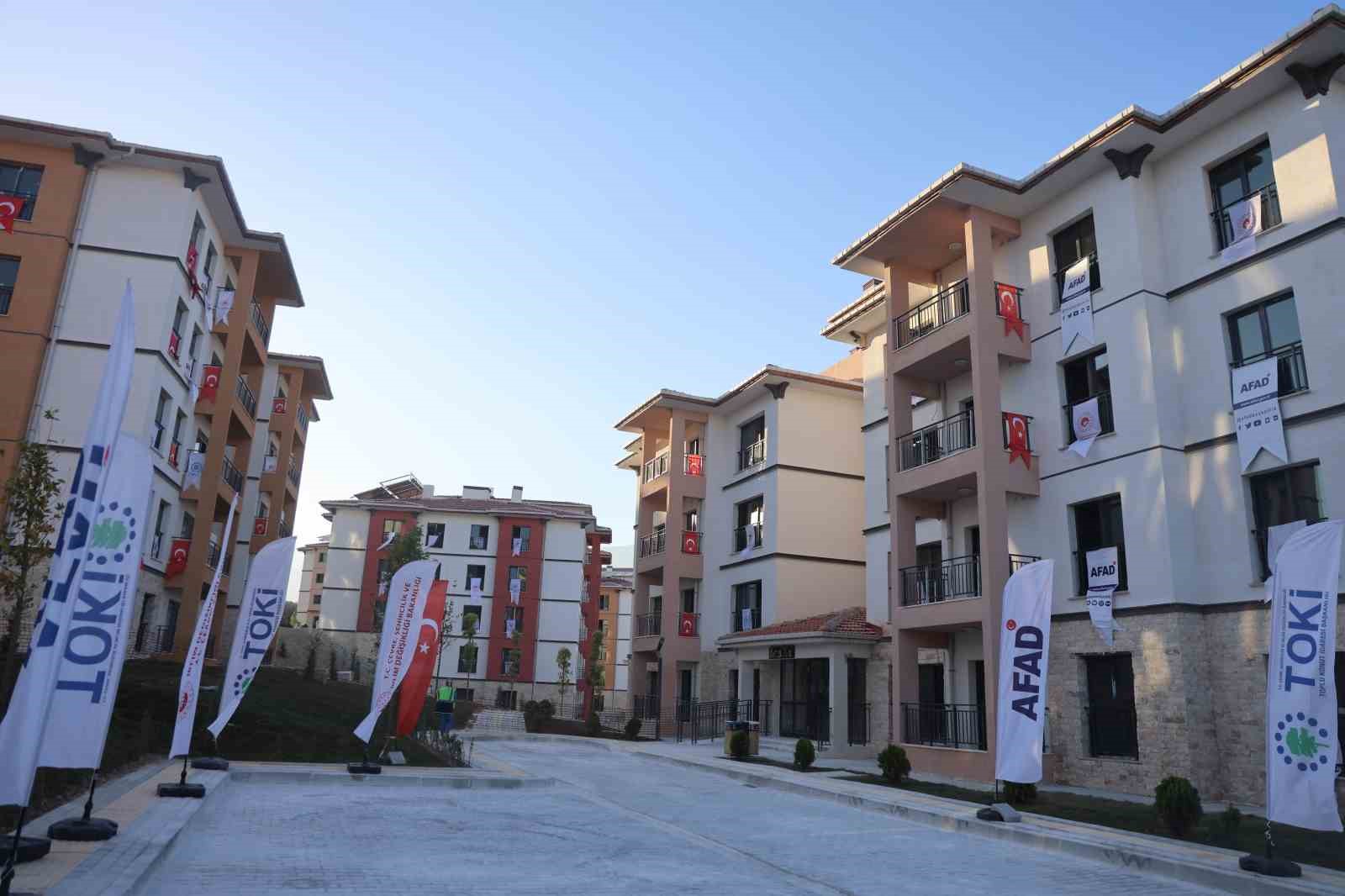Kışı ailesiyle birlikte yeni yuvasında geçirecek olmanın mutluluğunu yaşayan depremzede kadın: "Evim hayallerimizden bile daha güzel" 9 kisi ailesiyle birlikte yeni yuvasinda gecirecek olmanin mutlulugunu yasayan depremzede kadin evim hayallerimizden bile OQnUZbS8
