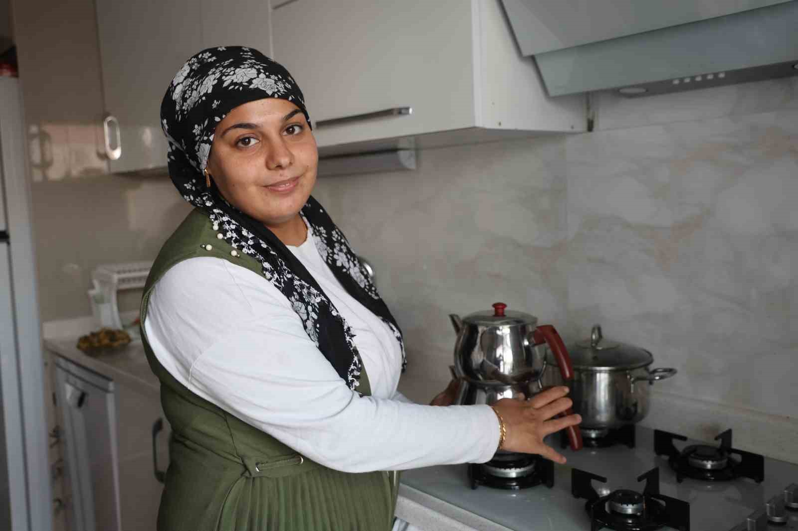 Kışı ailesiyle birlikte yeni yuvasında geçirecek olmanın mutluluğunu yaşayan depremzede kadın: "Evim hayallerimizden bile daha güzel" 8 kisi ailesiyle birlikte yeni yuvasinda gecirecek olmanin mutlulugunu yasayan depremzede kadin evim hayallerimizden bile bjYnNFfb