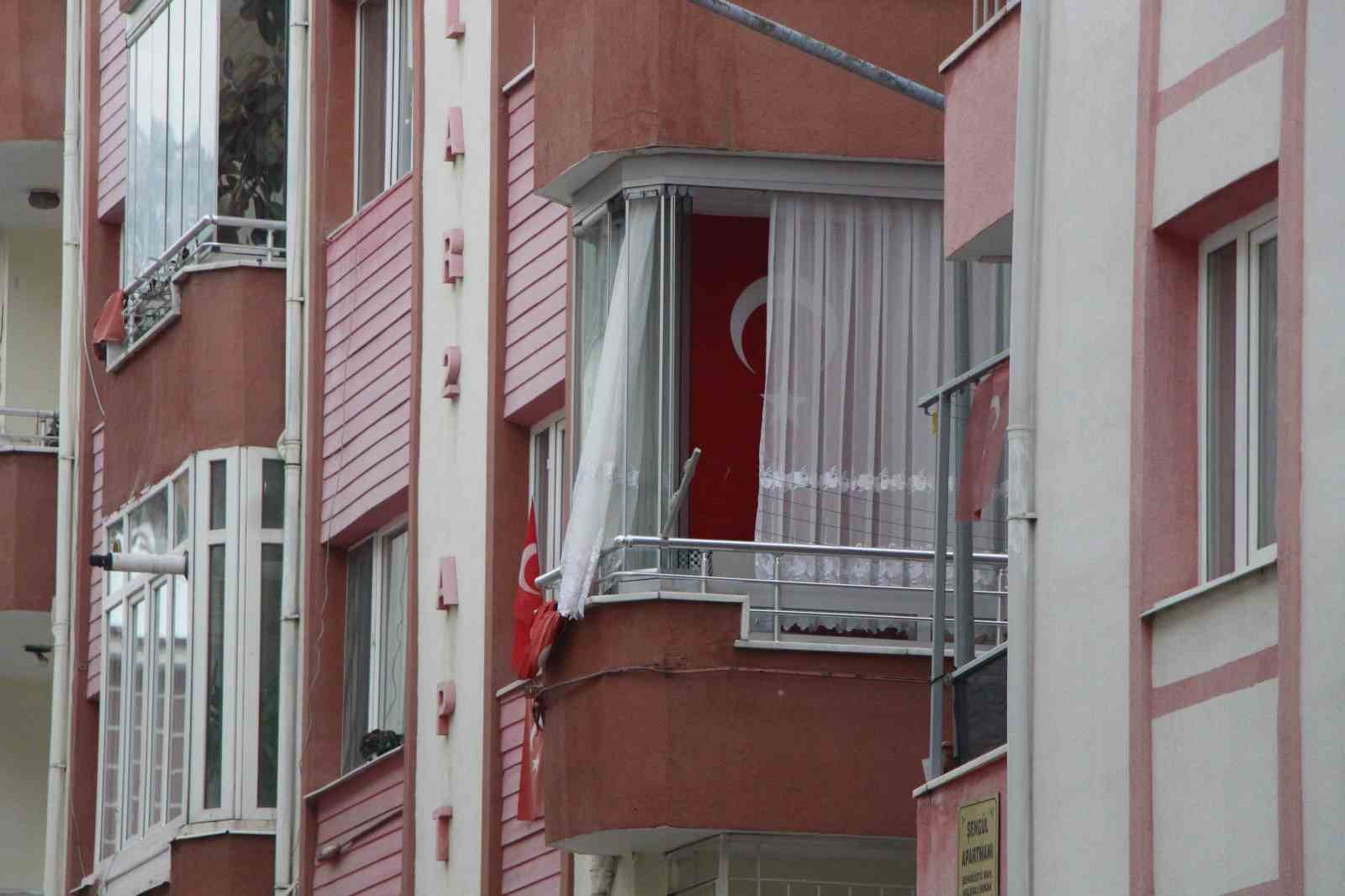 kisin ortasinda balkon camini kapatmiyorlar nedeni ise cifte kumrular 1 wVeIEwJ4