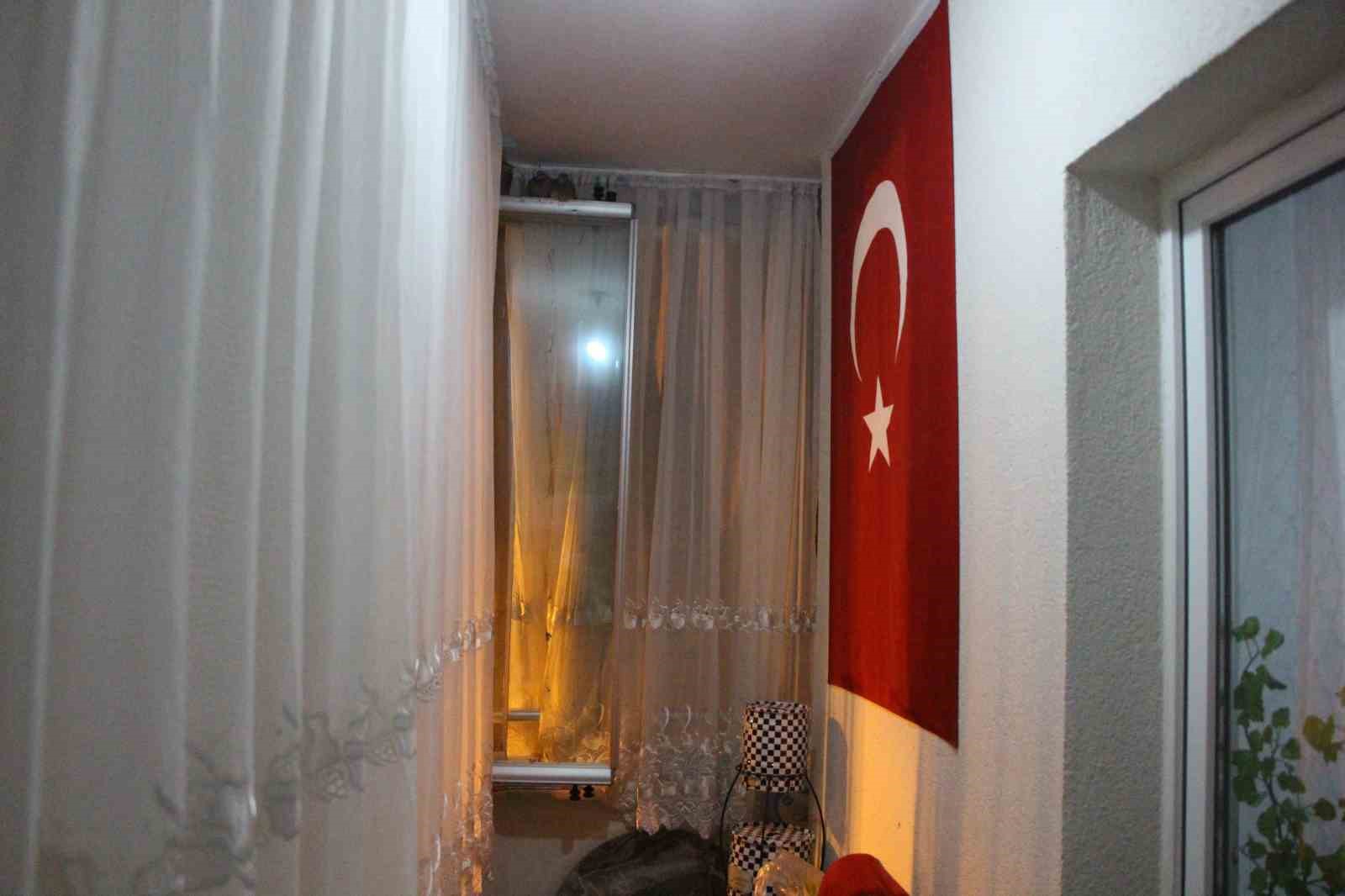 kisin ortasinda balkon camini kapatmiyorlar nedeni ise cifte kumrular 2 F53gLgdU