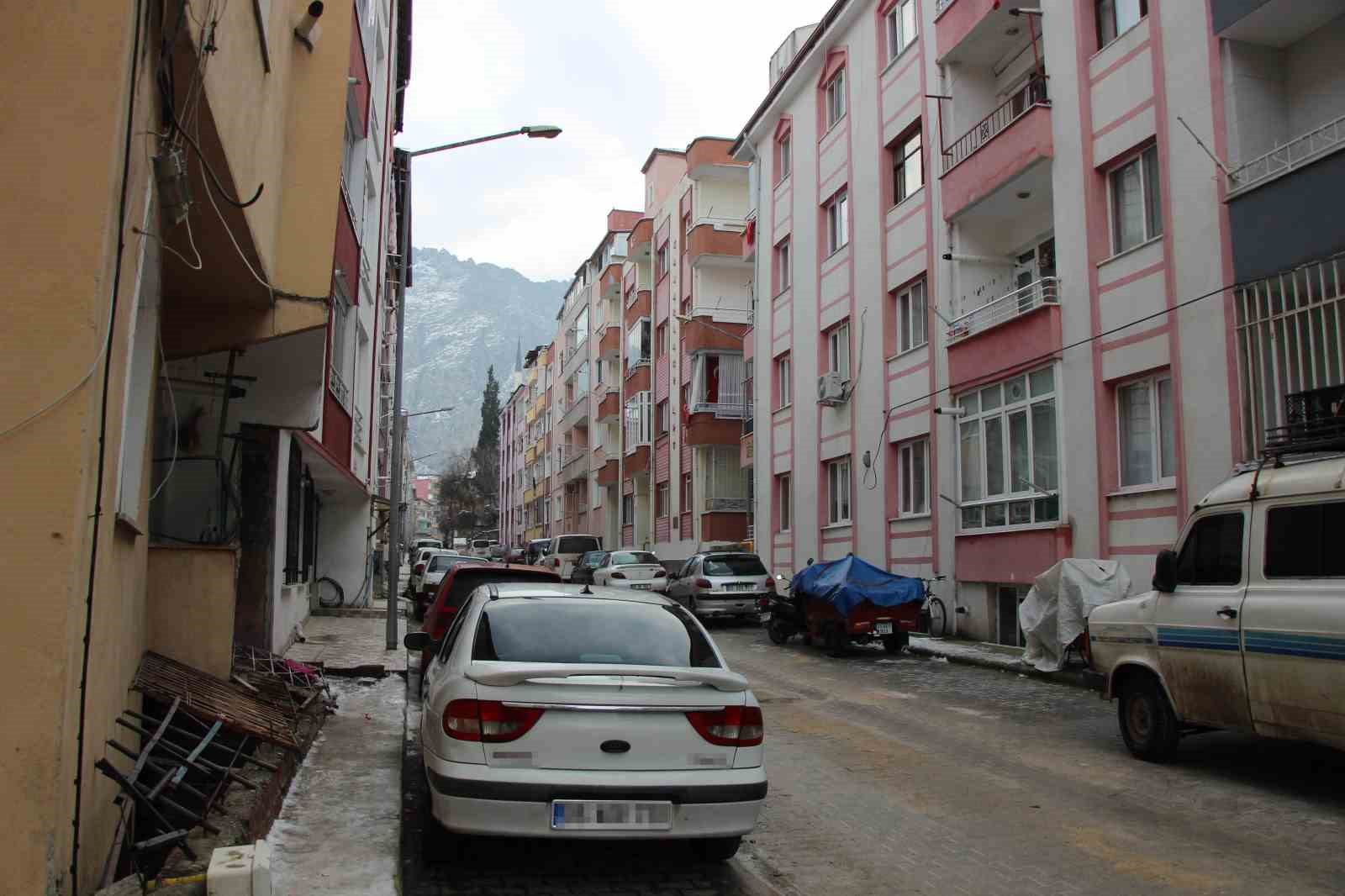 kisin ortasinda balkon camini kapatmiyorlar nedeni ise cifte kumrular 5 a1lf74jG