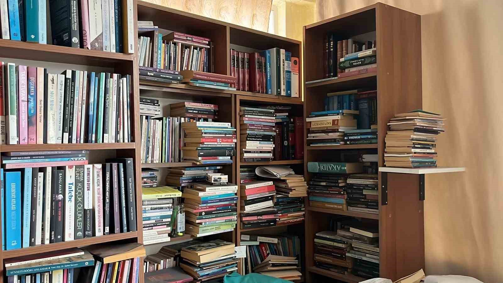 kitap aski cocuklukta basladi 11 bin kitaba ulasti 1