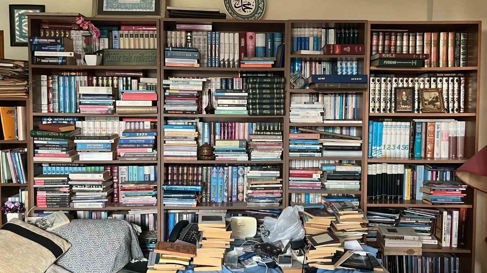 kitap aski cocuklukta basladi 11 bin kitaba ulasti 10 LzQ4SsVP