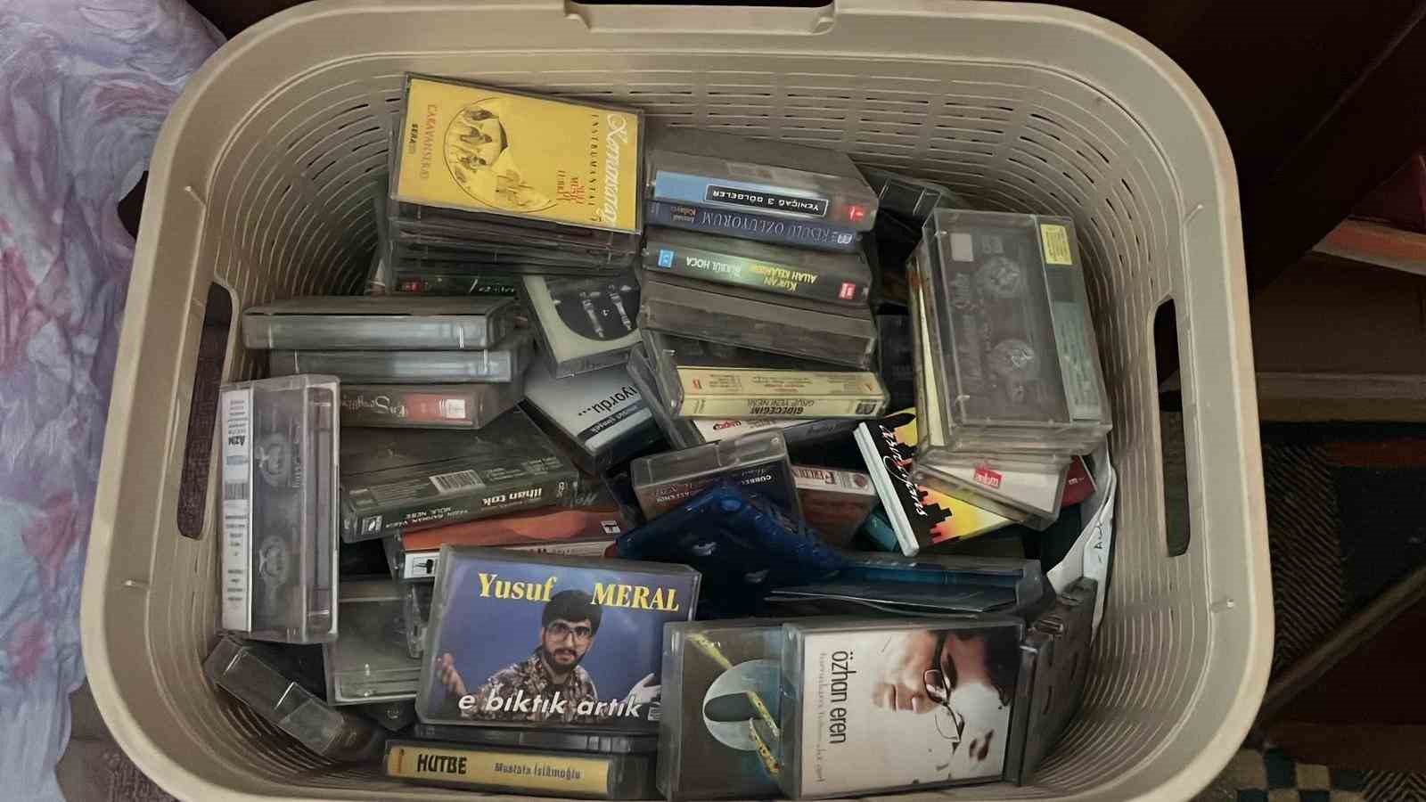 kitap aski cocuklukta basladi 11 bin kitaba ulasti 11 XnZb7I6b