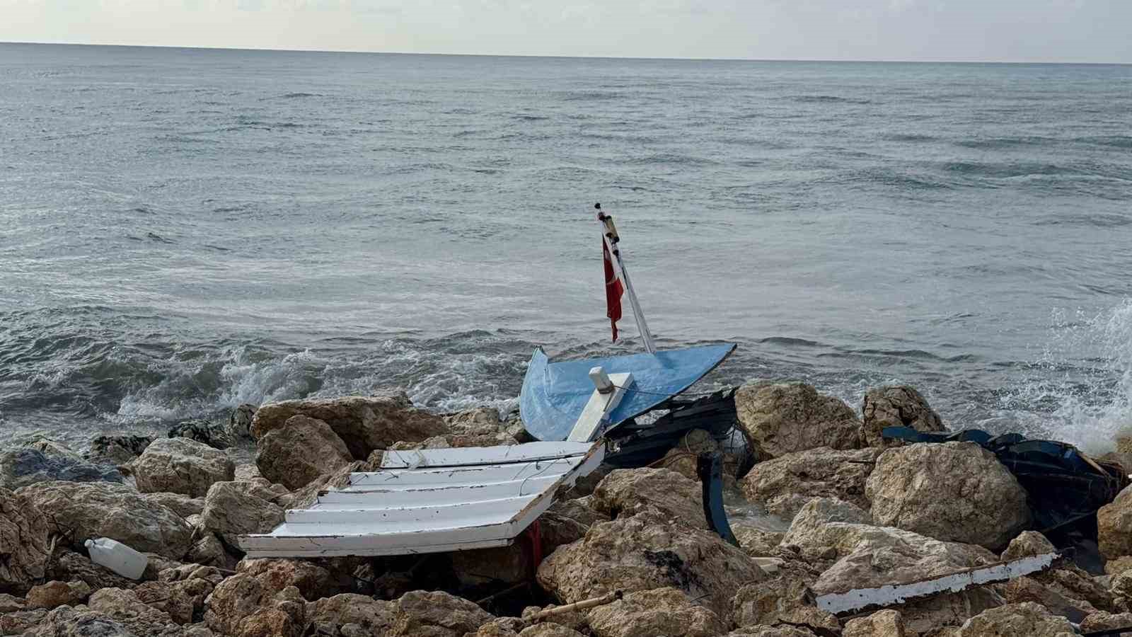 kiyiya yanasmak istedikleri tekne kayaliklara carpip paramparca oldu 0 CFeAXDlU