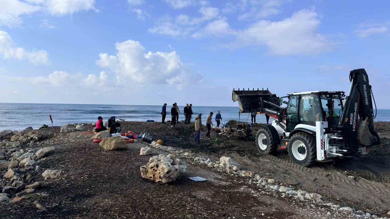 kiyiya yanasmak istedikleri tekne kayaliklara carpip paramparca oldu 3