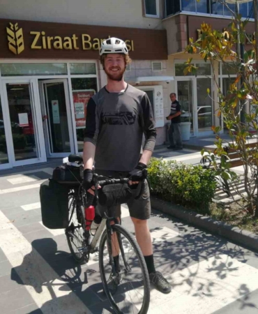 kiz-arkadasindan-ayrilinca-dunya-turuna-cikan-genc-gezgin-bir-yilda-8-bin-kilometre-pedal-jlESqTYk.jpg