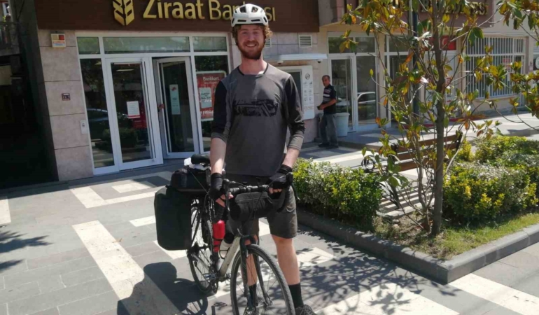 kiz-arkadasindan-ayrilinca-dunya-turuna-cikan-genc-gezgin-bir-yilda-8-bin-kilometre-pedal-jlESqTYk.jpg