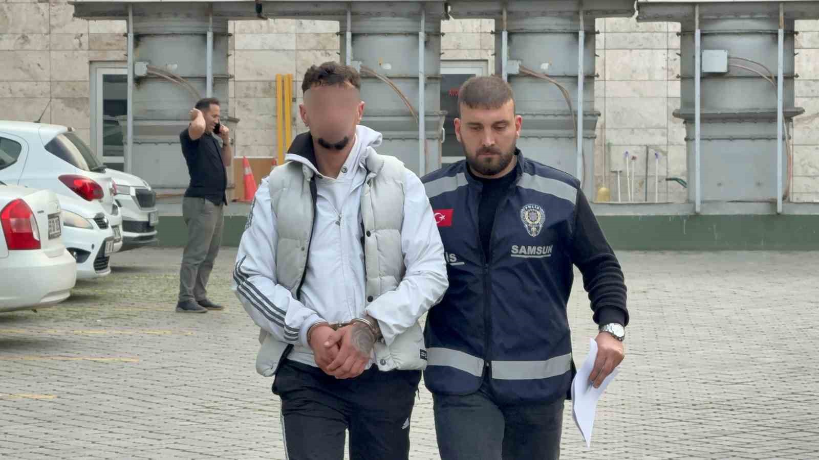 Kız arkadaşını rahatsız edenleri kovaladı, yardım etmek isterken bıçaklandı 5 kiz arkadasini rahatsiz edenleri kovaladi yardim etmek isterken bicaklandi 1 d1vtYWU7