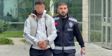 kiz-arkadasini-rahatsiz-edenleri-kovaladi-yardim-etmek-isterken-bicaklandi-WhicqKD3.jpg