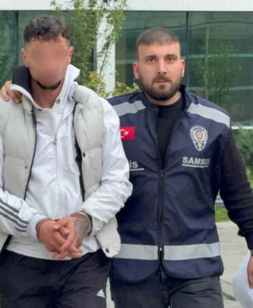 kiz-arkadasini-rahatsiz-edenleri-kovaladi-yardim-etmek-isterken-bicaklandi-WhicqKD3.jpg