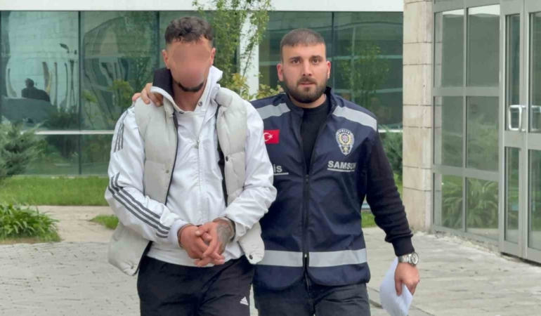 kiz-arkadasini-rahatsiz-edenleri-kovaladi-yardim-etmek-isterken-bicaklandi-WhicqKD3.jpg