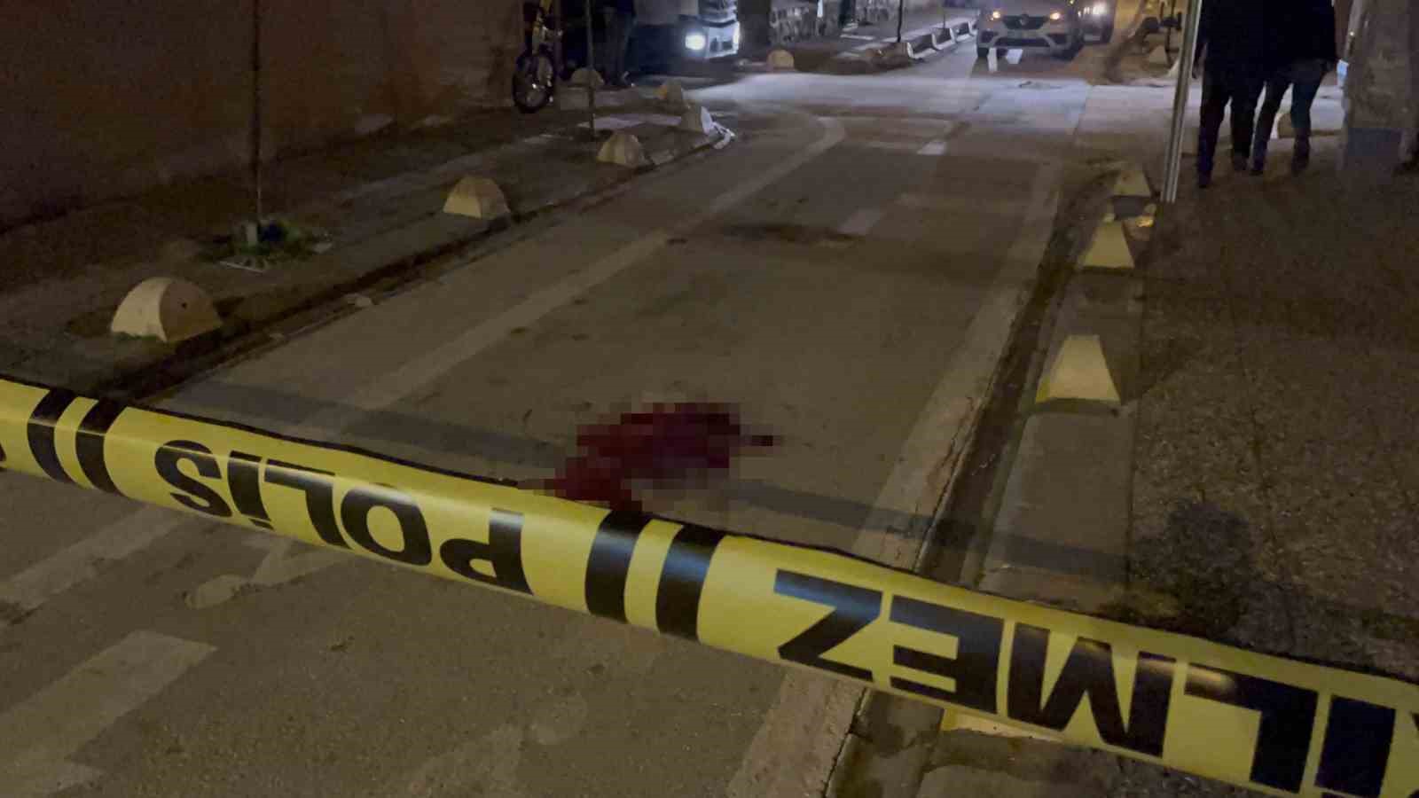 ’Kız’ kavgası kanlı bitti: 4 yerinden bıçaklanan genç ağır yaralandı 6 kiz kavgasi kanli bitti 4 yerinden bicaklanan genc agir yaralandi 2 MsEpQb96