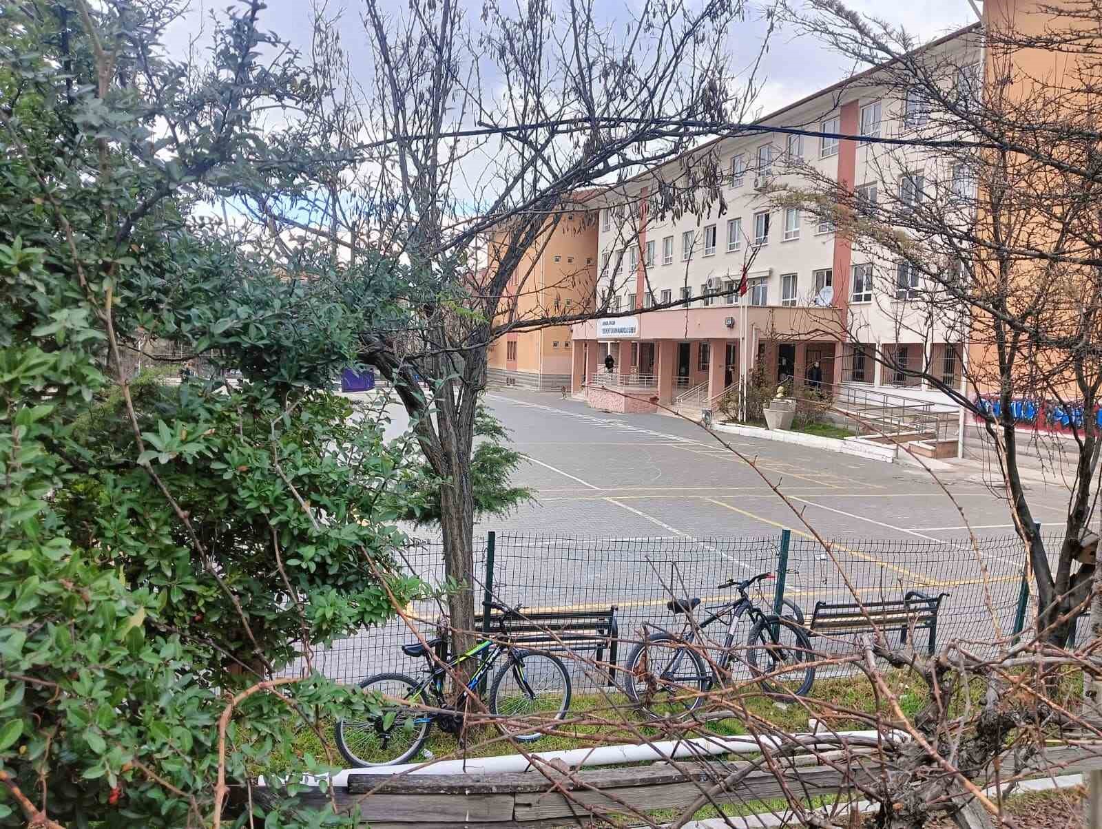 kiz ogrencilerine cinsel organinin fotografini gonderen tacizci ogretmen tutuklandi 0 qcU5nHRR