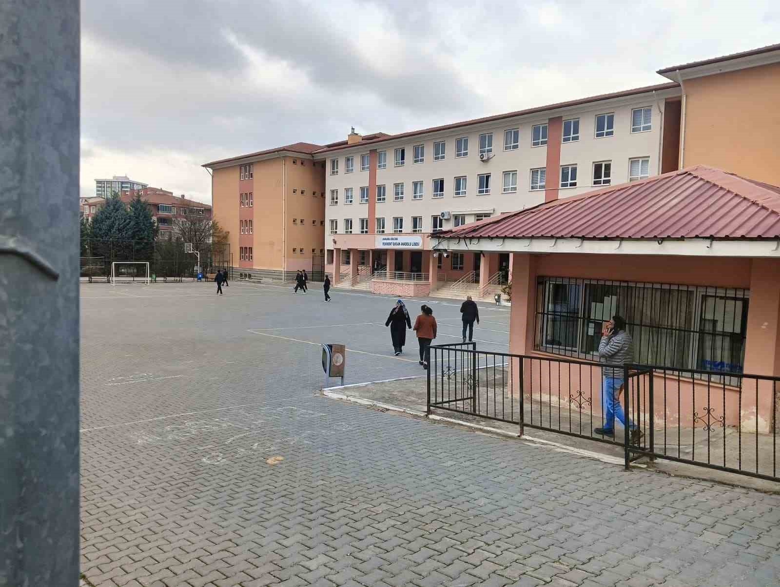 kiz ogrencilerine cinsel organinin fotografini gonderen tacizci ogretmen tutuklandi 1 VD1gFbCy