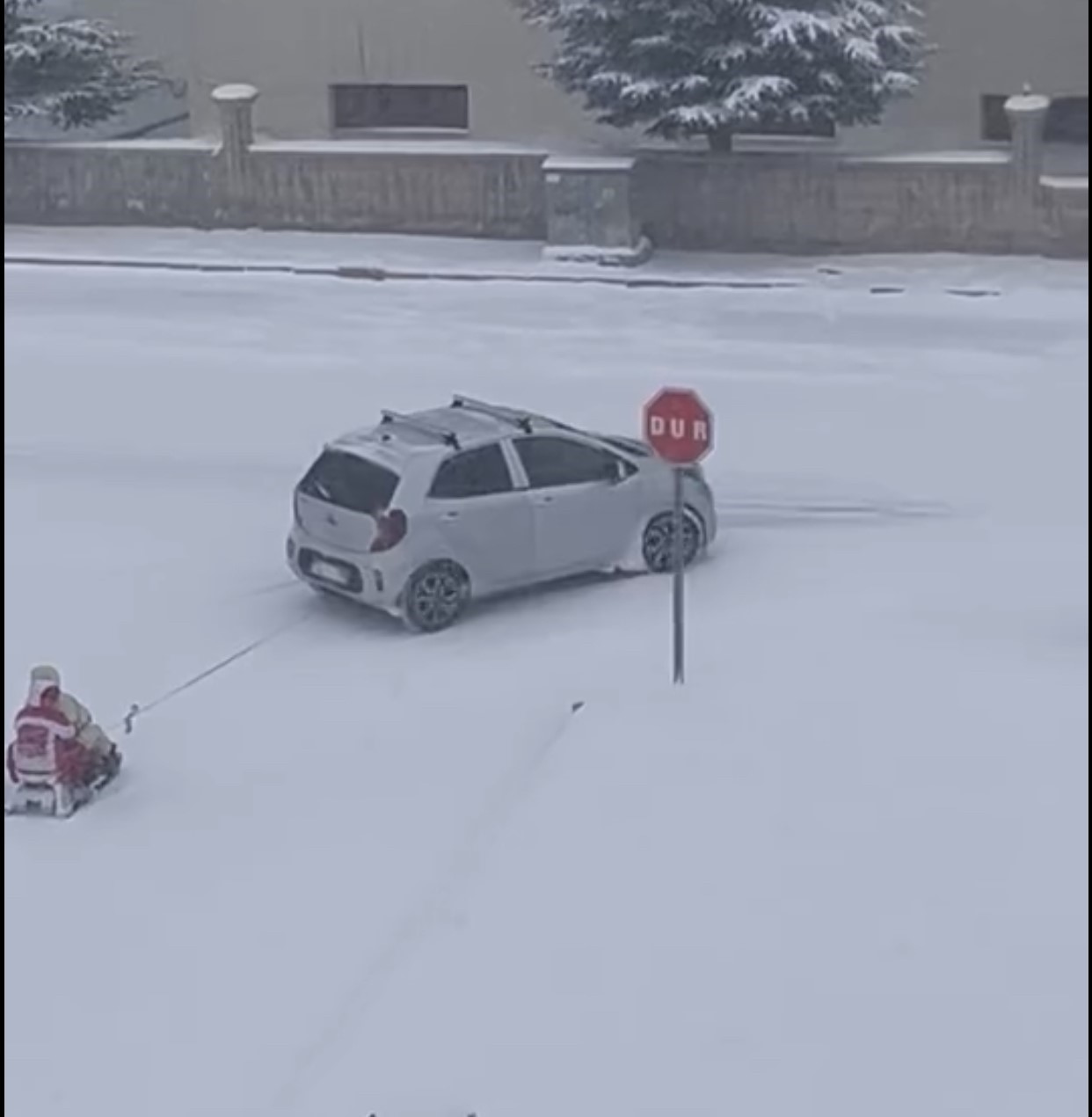 Kızağı araca bağlayıp çektiler, tehlikeli eğlence kameraya yansıdı 5 kizagi araca baglayip cektiler tehlikeli eglence kameraya yansidi 1 ghE4y5p9
