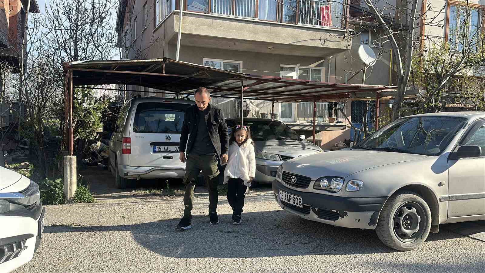 kizi icin yeniden ayaga kalkti protez bacagina kavustu 0 tb5CcQfh