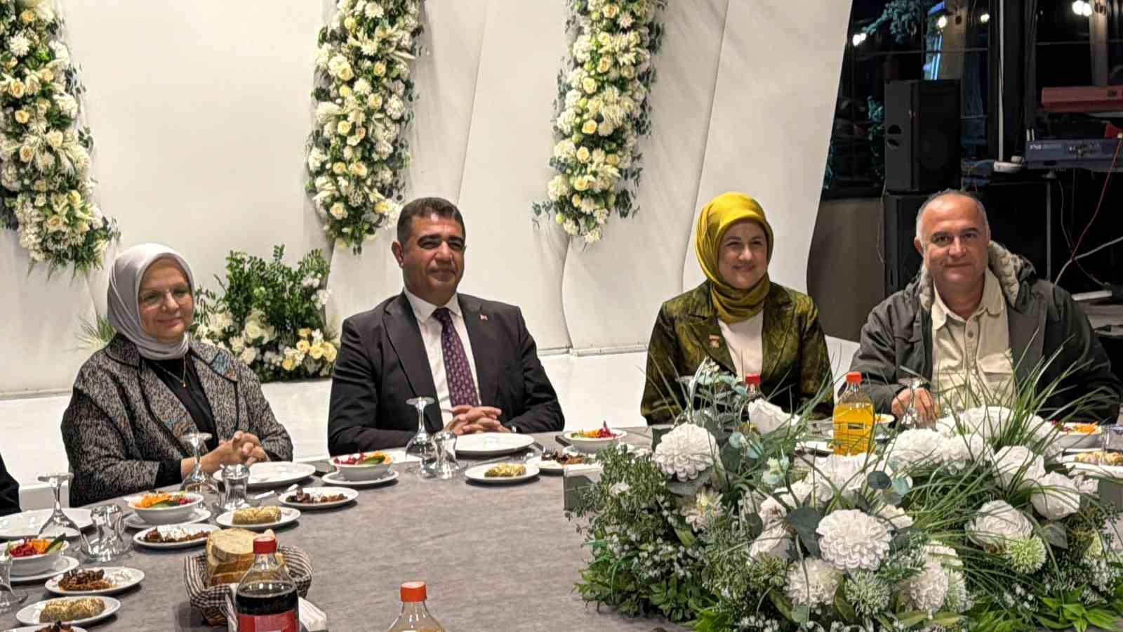 kizilay genel baskani yilmaz duzcede 41 yillik egitim hayatini noktalayan hocasi icin duzenlenen veda 2AtFkfCJ