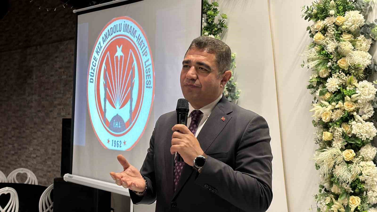kizilay genel baskani yilmaz duzcede 41 yillik egitim hayatini noktalayan hocasi icin duzenlenen veda