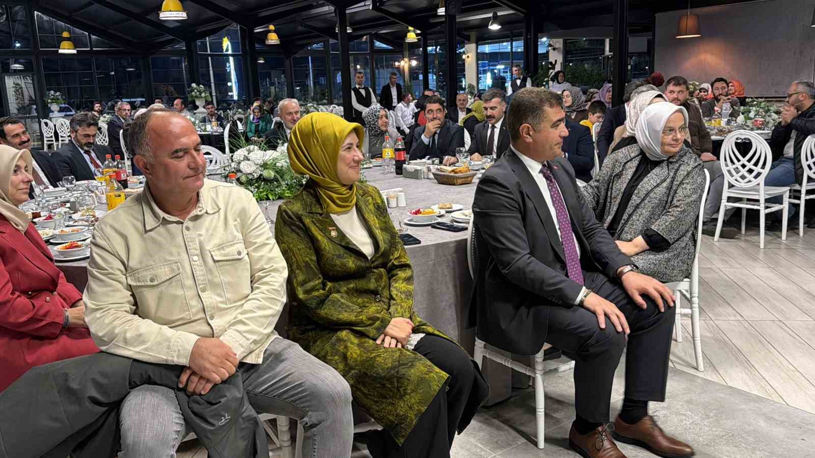 kizilay genel baskani yilmaz duzcede 41 yillik egitim hayatini noktalayan hocasi icin duzenlenen veda Bs2OOdK2