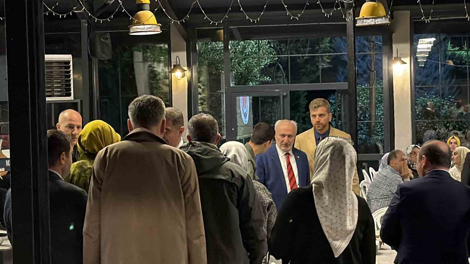 kizilay genel baskani yilmaz duzcede 41 yillik egitim hayatini noktalayan hocasi icin duzenlenen veda