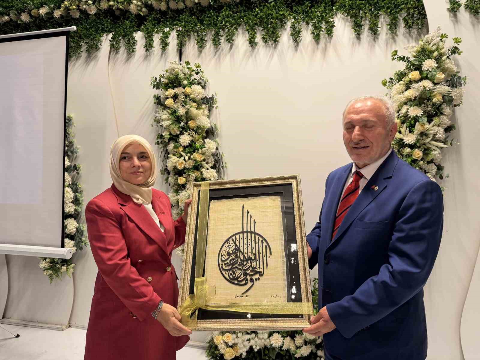 kizilay genel baskani yilmaz duzcede 41 yillik egitim hayatini noktalayan hocasi icin duzenlenen veda GIh44iPU