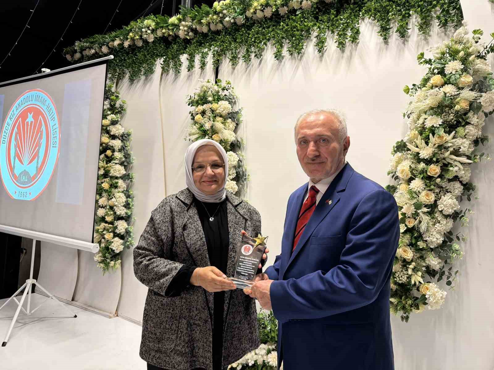kizilay genel baskani yilmaz duzcede 41 yillik egitim hayatini noktalayan hocasi icin duzenlenen veda OKUE98y3
